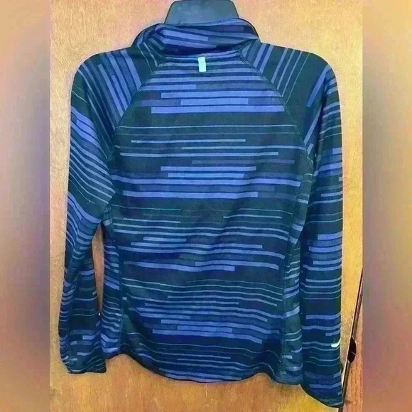 Nike Women’s lightweight pullover size medium - Picture 3 of 4